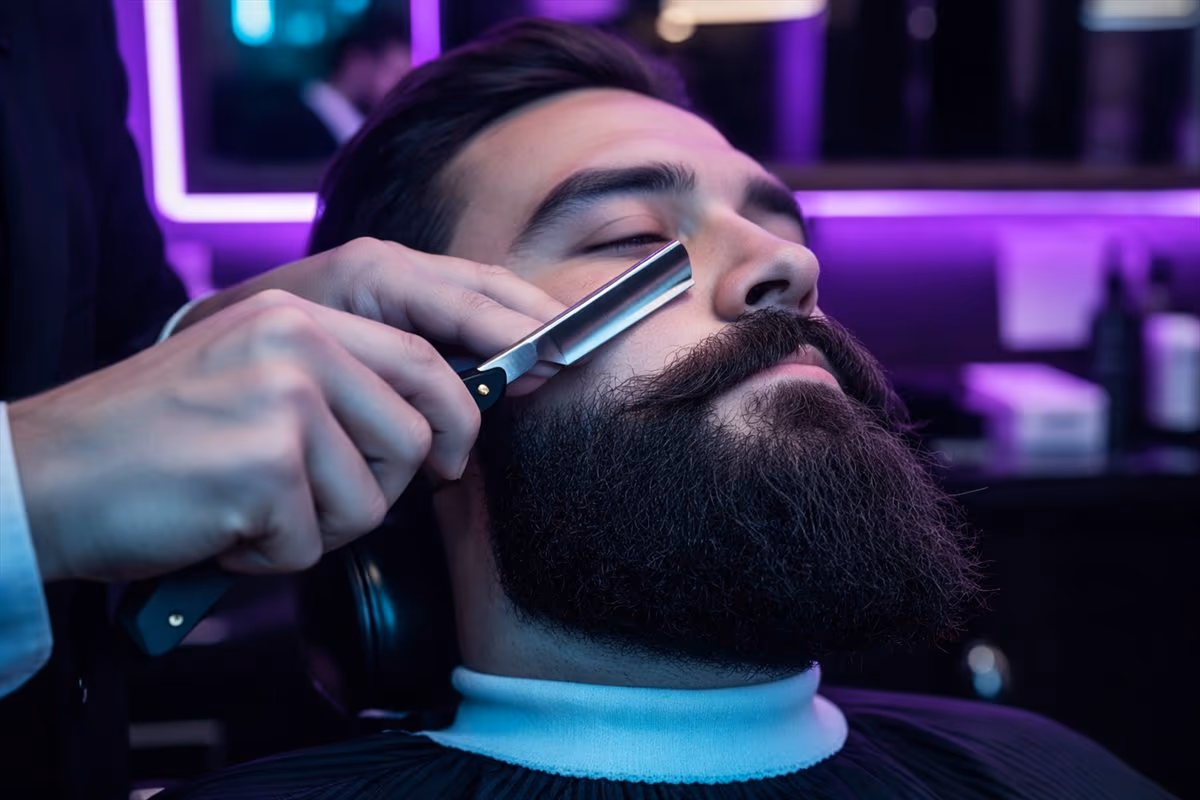 Profissional preparando corte em ambiente sofisticado